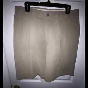 Men’s 36” x 9” Tommy Bahama shorts.